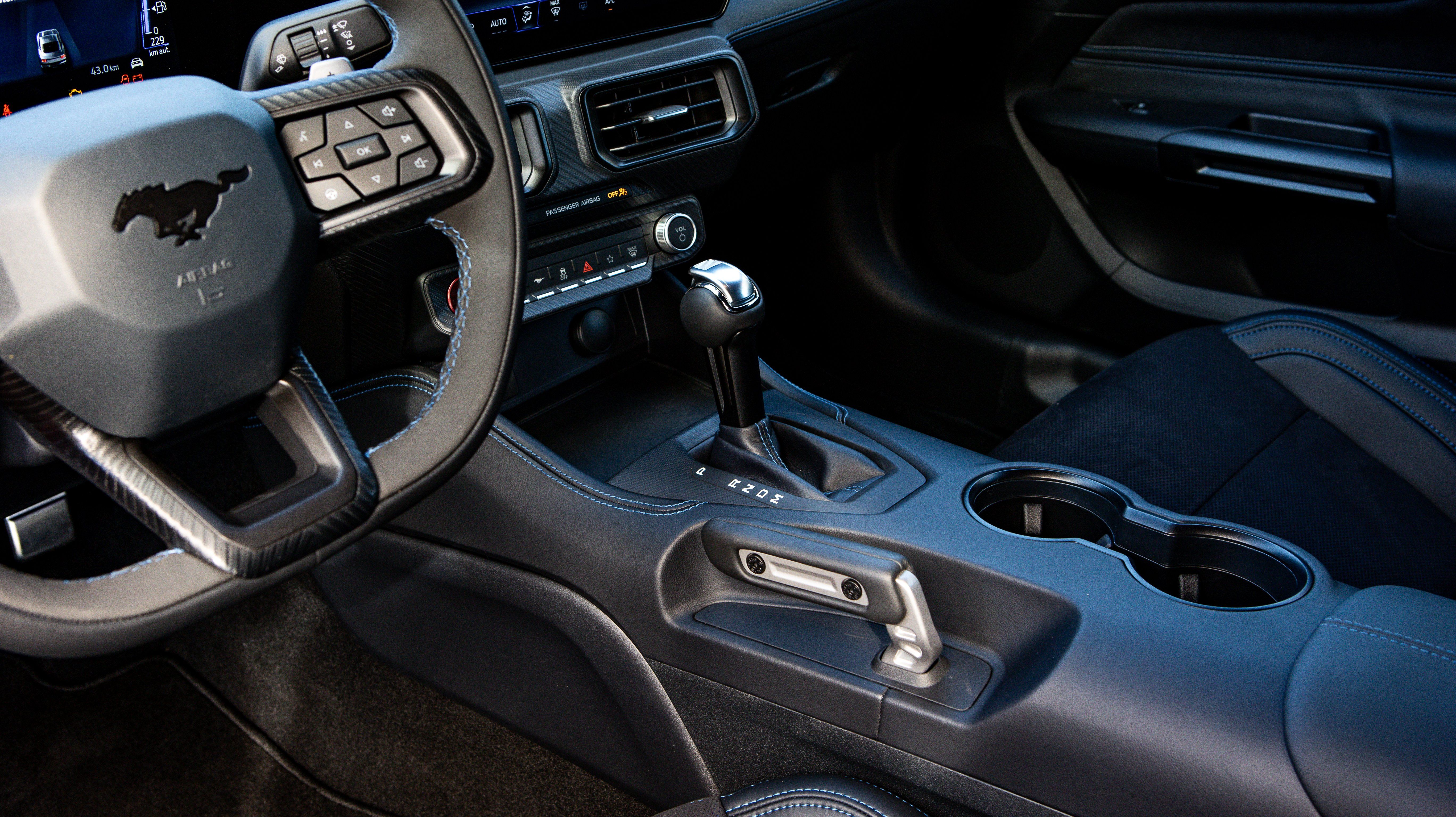 Transmisión automática de 10 velocidades y levas al volante (paddle shifters)