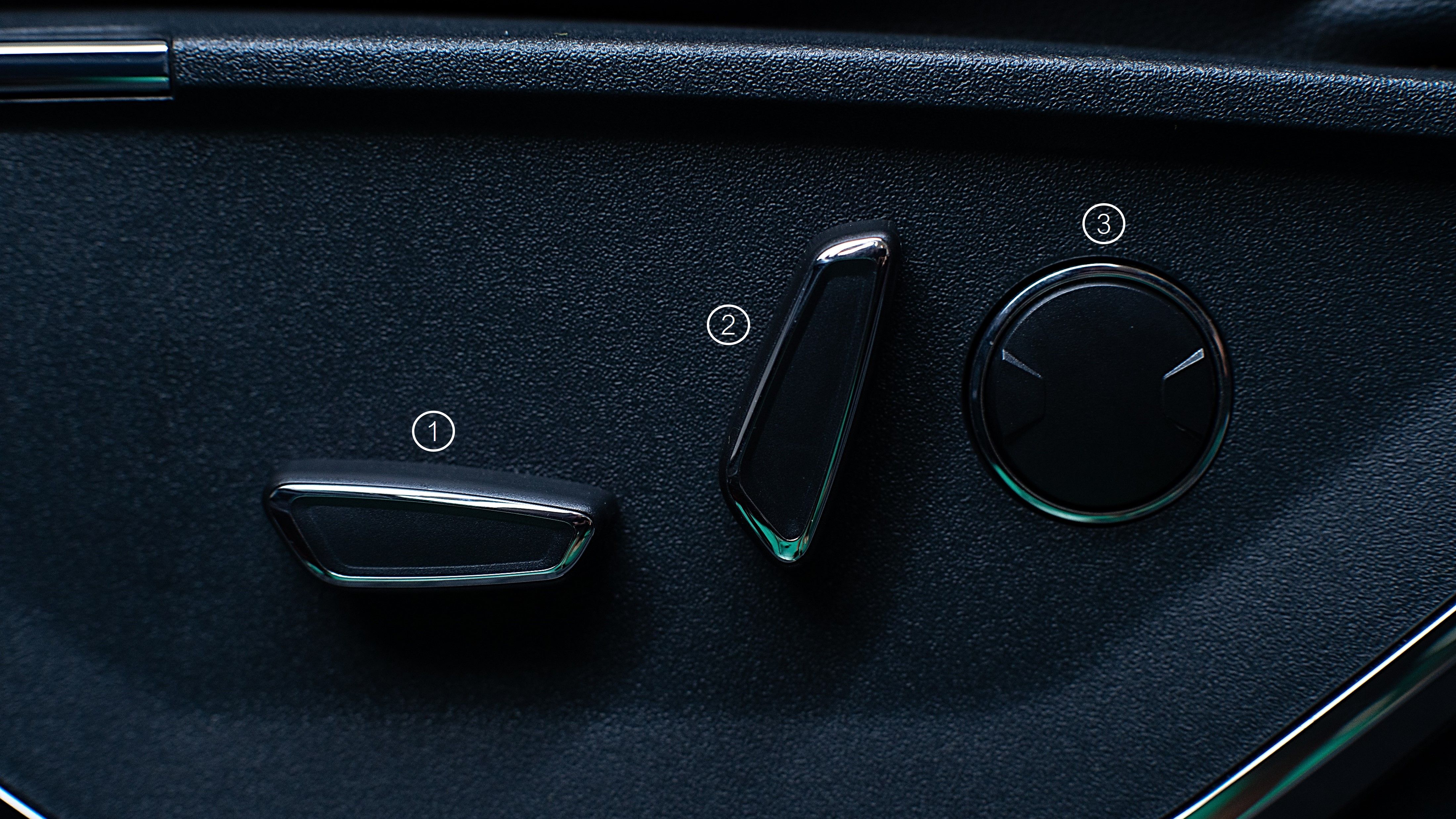 Asientos delanteros con regulación eléctrica y climatizados