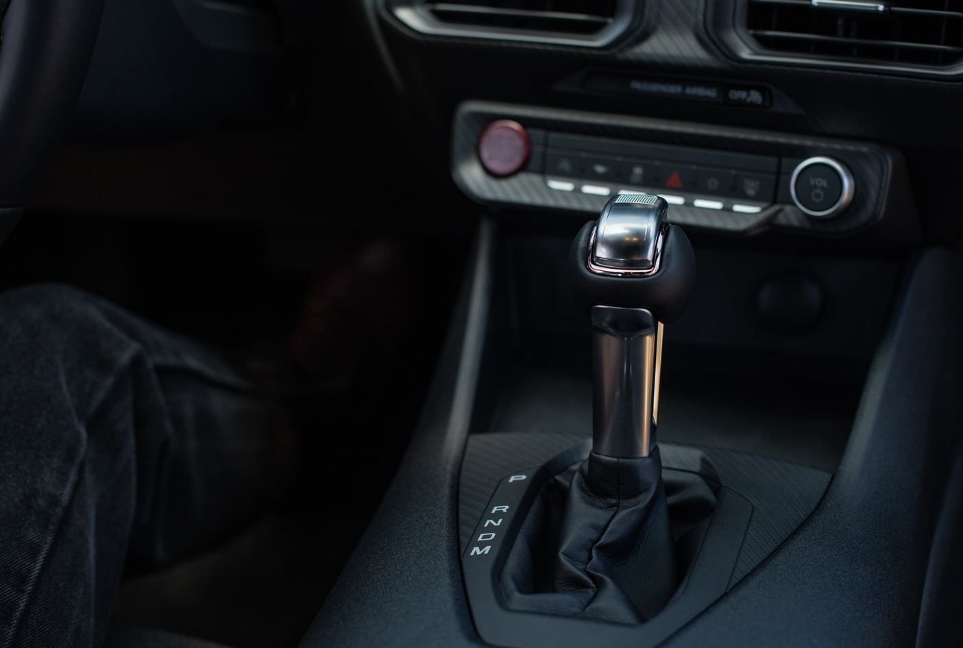 Transmisión automática de 10 velocidades y levas al volante (paddle shifters)