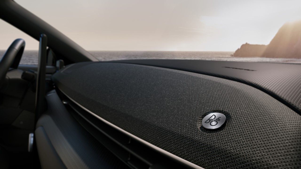 Sistema de sonido B&O con 9 parlantes y 1 subwoofer