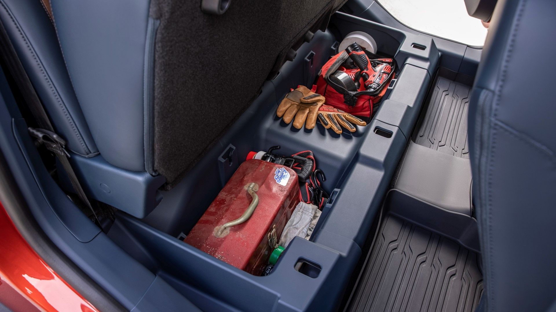 Espacio de guardado debajo del asiento trasero