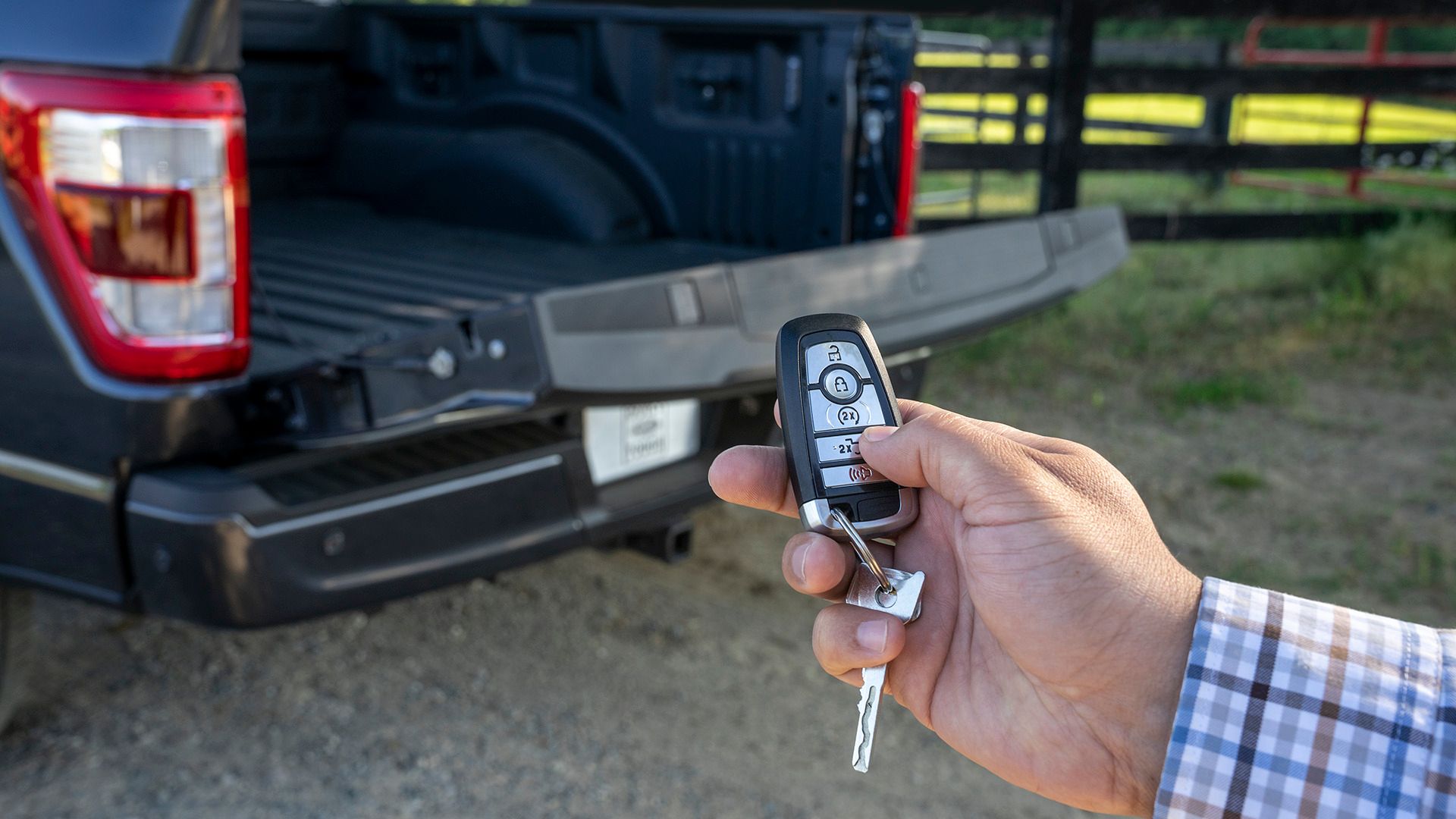 Apertura/Cierre remoto y escalera asistente en portón de caja de carga